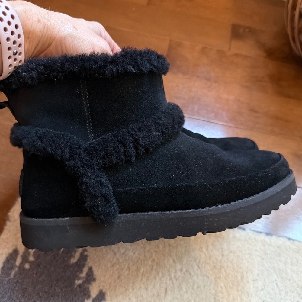 UGG Classic Mini Black Suede Ankle Boots Womens 7 Shearling Fur Cozy Winter Boot